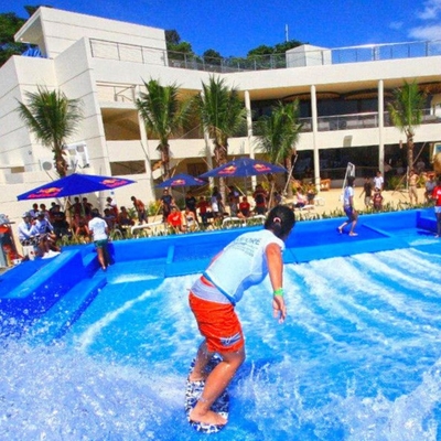 مزدوجة آلة / أعزب Flowrider ركوب المياه الزرقاء الملونة التزلج محاكي مع الألياف الزجاجية المواد