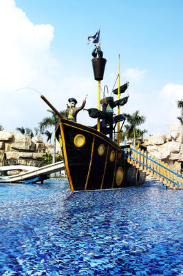Pirate Ship Water Play with Hand-laid Fiberglass Flume and Hot-dip Galvanized Steel Structure for Turnkey Support