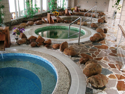 معدات العلاج المائي SPA المقاومة للتآكل مع هيكل الفولاذ المسبوق بالحر ونظام التحكم الذكي
