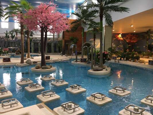 معدات العلاج المائي SPA المقاومة للتآكل مع هيكل الفولاذ المسبوق بالحر ونظام التحكم الذكي
