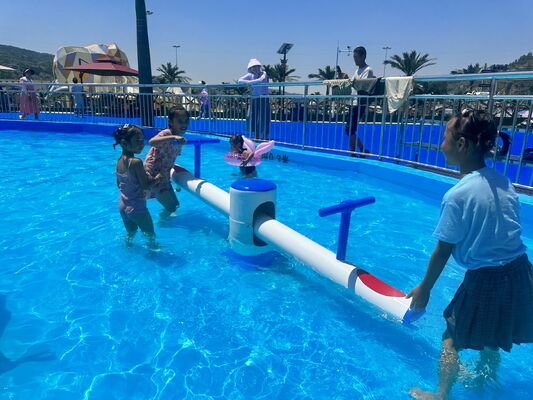 معدات لعب مائية للأطفال بهيكل فولاذي مجلفن بالغمس الساخن، ومجرى مائي من الألياف الزجاجية مقاوم للتآكل، وتصميم آمن للمياه الضحلة